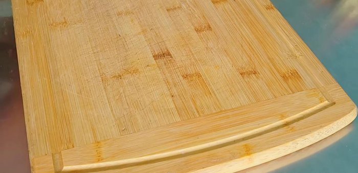 Clean and pat 500 grams of shrimp dry. Chop the shrimp finely.