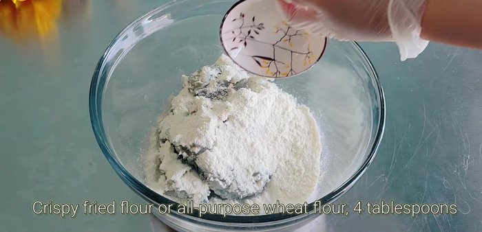 Add 4 tablespoons of crispy fried flour and mix well.