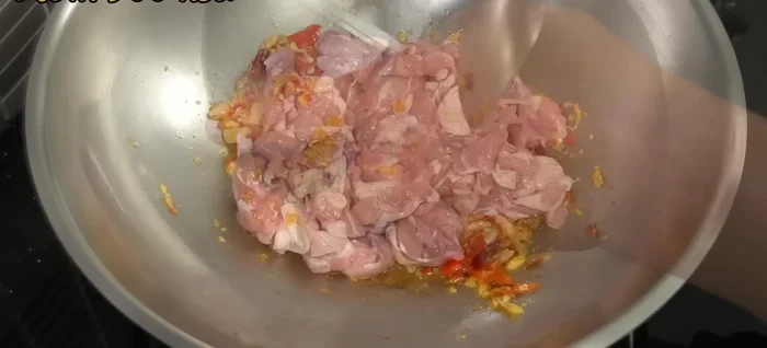 Add the chicken and stir-fry over medium heat until cooked through (about 70-80%).