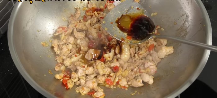 Season with oyster sauce, green cap seasoning sauce, fish sauce, and sugar. Stir well.