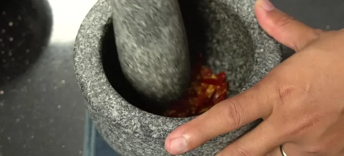 Prepare the chili and garlic. Pound the dried chilies until fine. Finely chop the garlic.