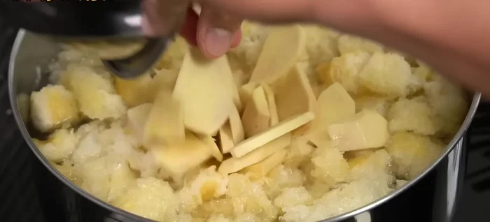 Boil fish maw with aromatics: Boil the fish maw with ginger and shallots.