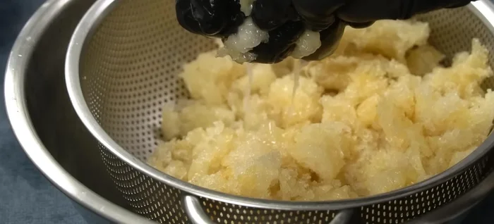 Prepare fish maw: Squeeze out excess water from the boiled fish maw.