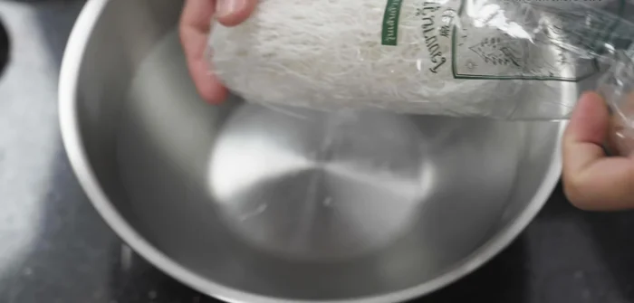 Prepare the glass noodles. Soak dry noodles in water for 5-10 minutes until soft. Alternatively, use fresh glass noodles.