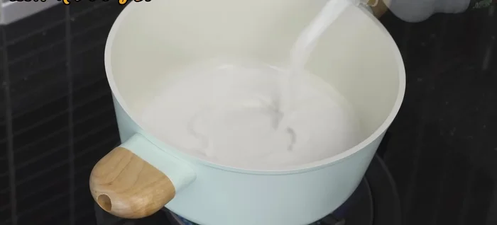 Prepare the coconut milk: Heat coconut milk until hot, then add a little salt. Do not boil.