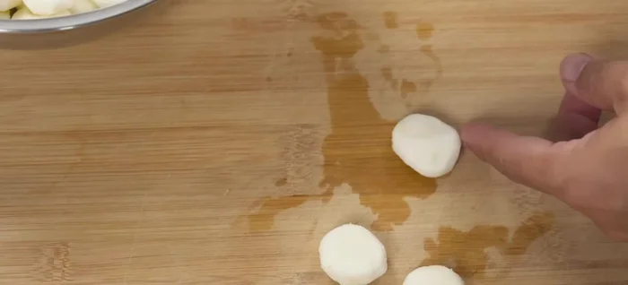 Prepare the water chestnuts: Wash and cut water chestnuts into desired sizes. Boil them with pandan leaves for about 10 minutes until cooked but still slightly firm.