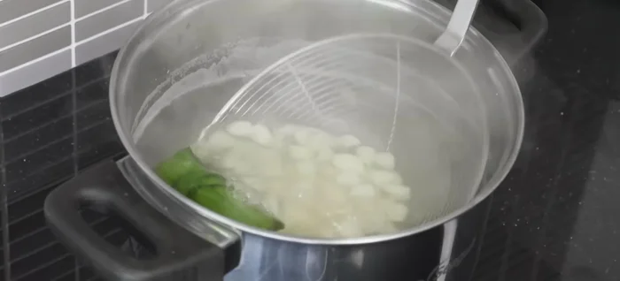 Coat the water chestnuts: Drain the water chestnuts and let them cool. Mix red food coloring and fish sauce, then add to the water chestnuts. Gradually add tapioca/cassava flour, mixing until evenly coated. Sift out excess flour.