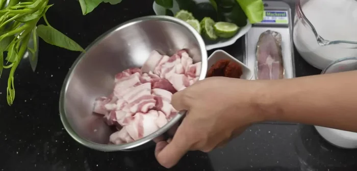 Prepare the pork belly by cutting it into pieces according to your preference.