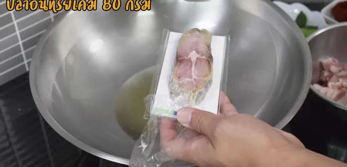 Heat oil in a pan and stir-fry the coconut milk until it separates.