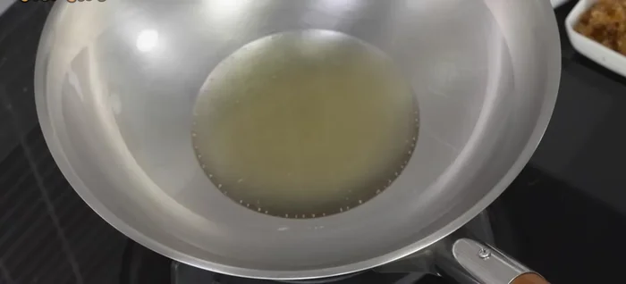 Make the Pad Thai sauce: Heat oil in a pan, add shallots and fry until yellow. Add palm sugar, stir constantly to prevent burning. Once melted, add fish sauce and stir well. Add tamarind juice and water, bring to a boil, then simmer until thickened.