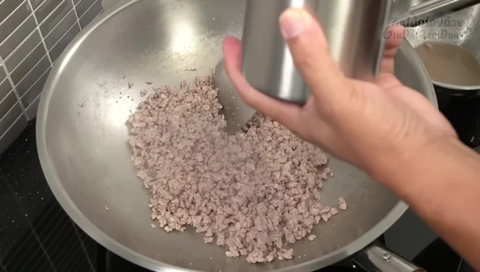 Add the pounded chili and garlic mixture to the pork.