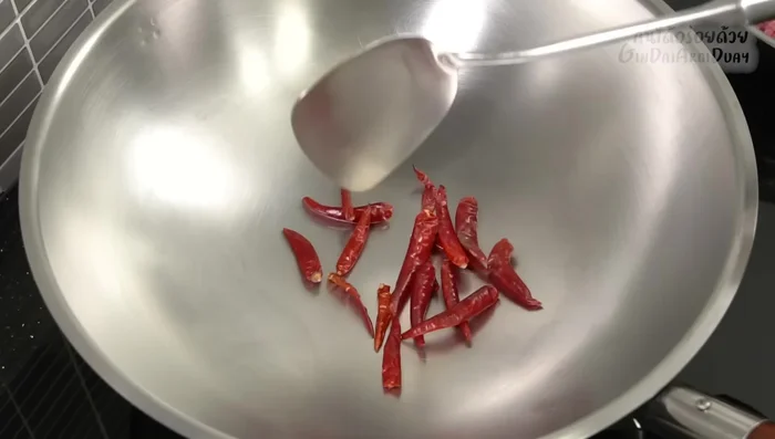Roast the dried chilies until fragrant. (Medium heat)