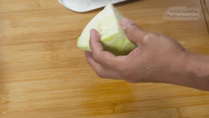 Prepare the cabbage: Shred the cabbage thinly.
