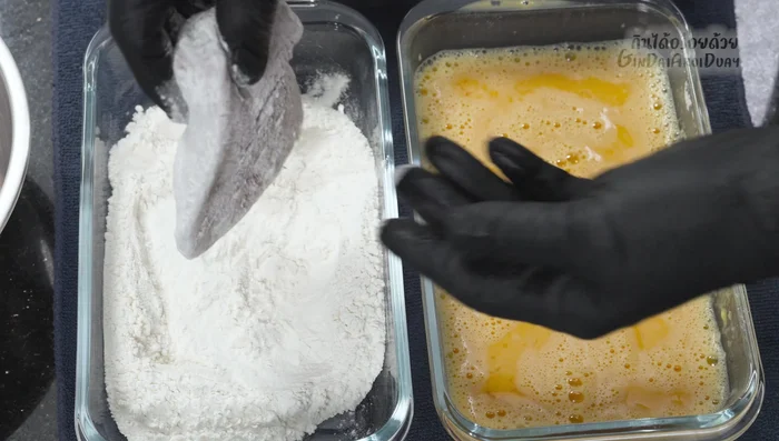 Coat the pork: Dredge the pork in flour, then dip into the batter, and finally coat thoroughly in breadcrumbs. Press firmly to ensure the breadcrumbs adhere well.