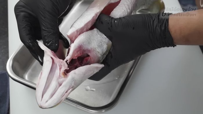 Prepare the sea bass: Remove scales, cut open the belly, take out internal organs. Pat dry with a cloth.