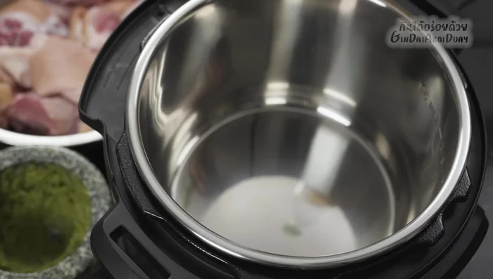 Stir-fry aromatics: In the instant pot (or a regular pot/pan), stir-fry the pounded aromatics in vegetable oil until fragrant. (308.479)