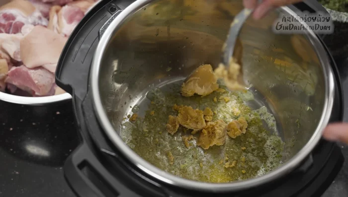 Caramelize sugar: Add palm sugar and stir-fry until it turns dark brown and fragrant, adding a little water if needed to prevent burning. (465.84)