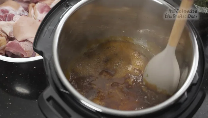 Add fish sauce: Add fish sauce to the caramelized sugar and stir-fry until well combined. (603.12)