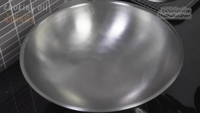 Heat oil: Heat oil in a frying pan over medium heat.