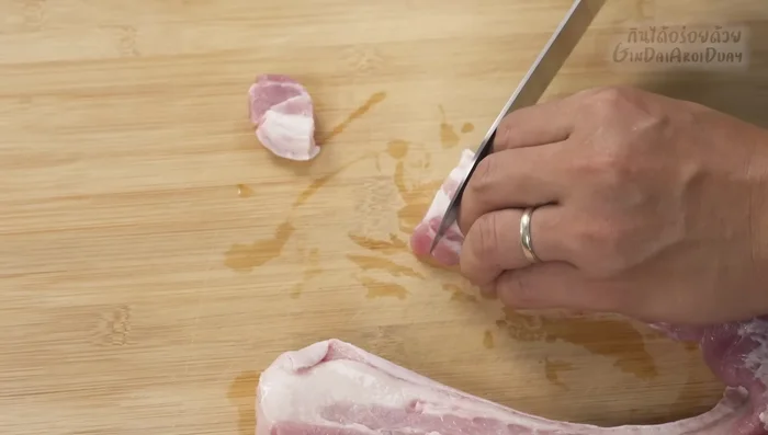 Cut the pork belly into roughly half a centimeter pieces.