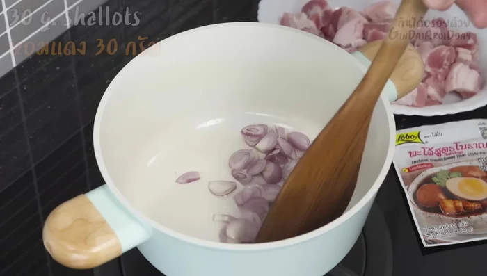 Turn on the stove, add a little oil, and fry the shallots until yellowish and fragrant.