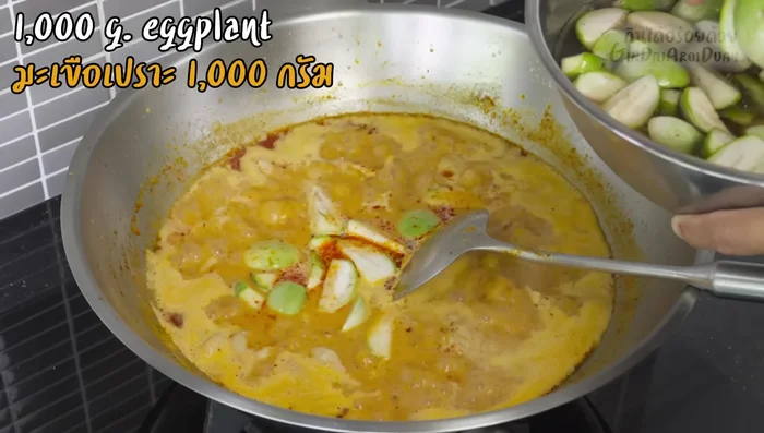 Add the soaked eggplant to the boiling curry (575.959).