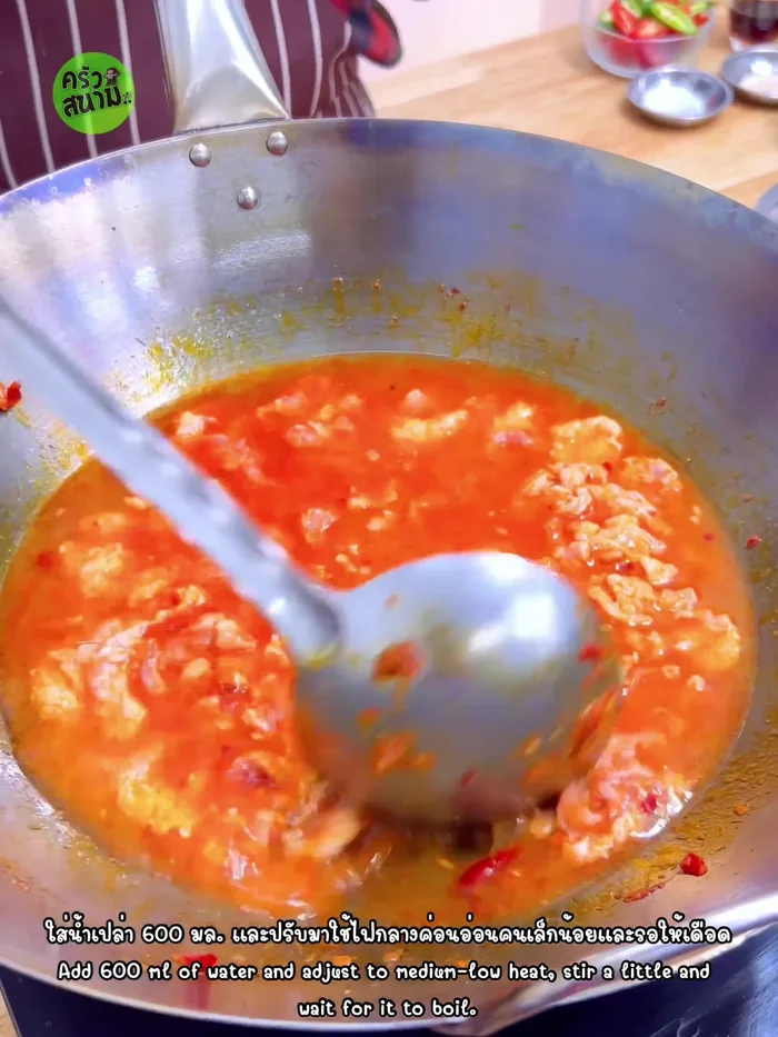 Add water (600 ml), bring to a boil. Add seasoning: ½ teaspoon salt, 1 teaspoon seasoning powder, 1 teaspoon sugar, 2 tablespoons fish sauce. Mix well.