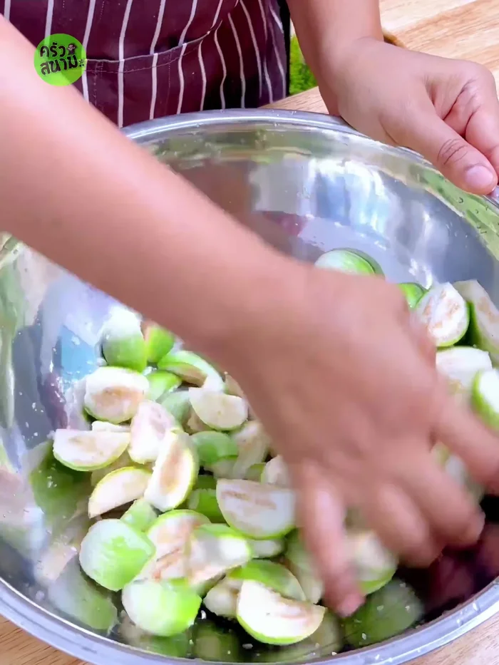 Crush the eggplant with 1 tablespoon of salt and knead until salt dissolves. Wash again with water. Then soak in salt water (with 1 tablespoon salt and 1 teaspoon vinegar) until ready to use.