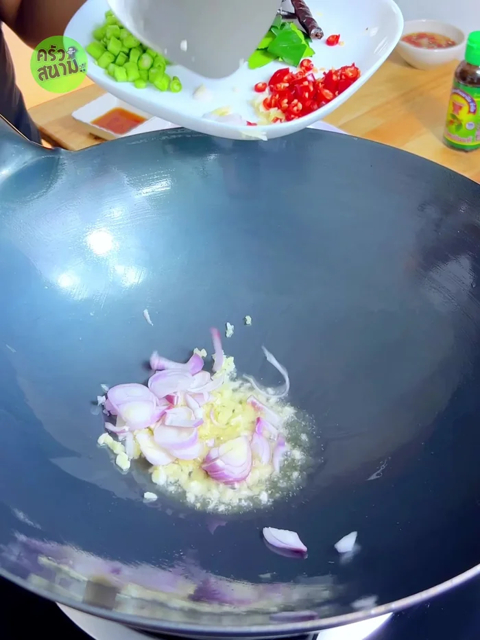 Stir-fry chopped garlic and shallots until cooked and fragrant.