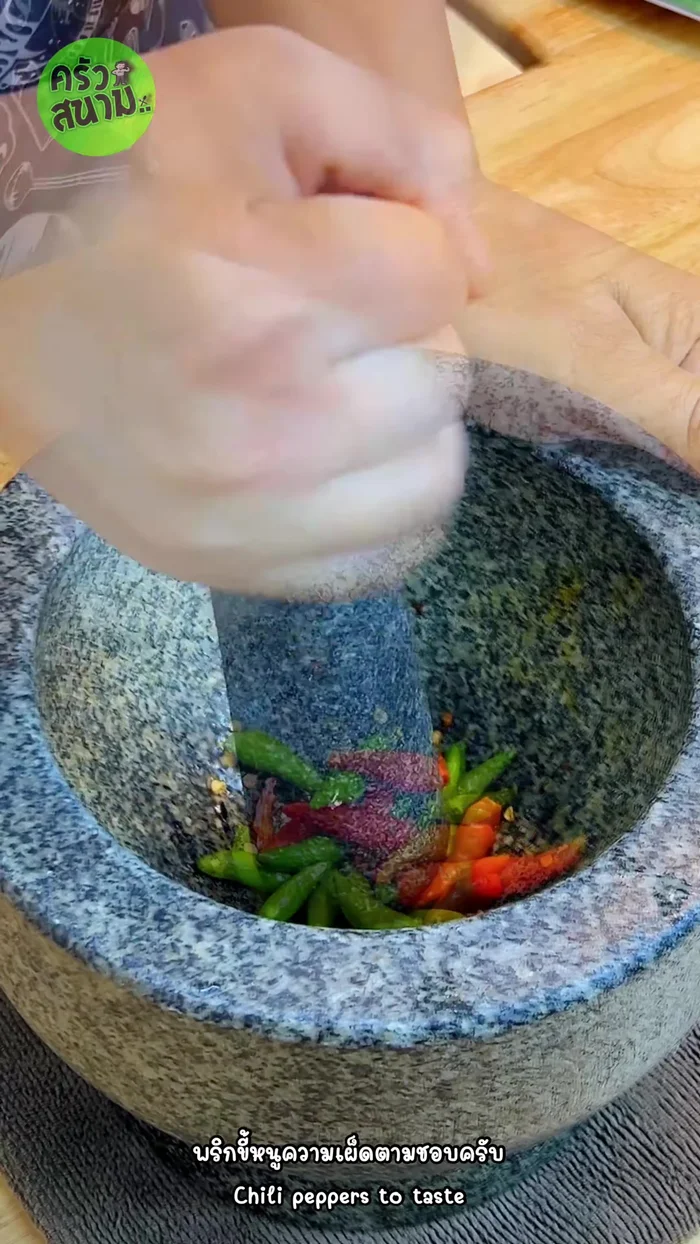 Add chili peppers to taste, pound them, then mix with half a lemon juice to prevent discoloration.