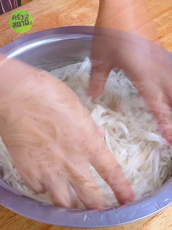 Rinse the boiled bamboo shoots with clean water and squeeze out excess water until slightly damp. Set aside.