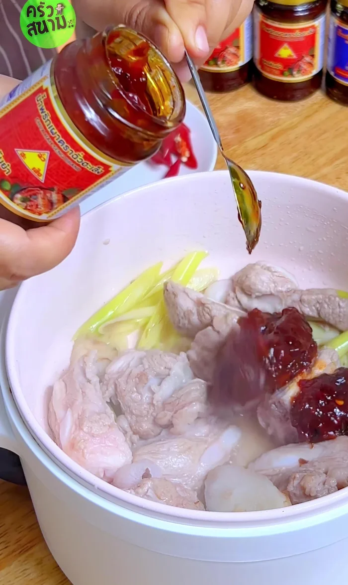 Add Chua Hua Seng Tom Yum chili paste, stir-fry briefly.