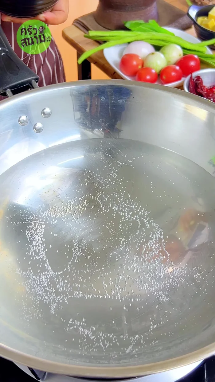 Boil water over medium heat. Add lemongrass leaves, lime juice, and salt. Add the pork and boil until cooked.