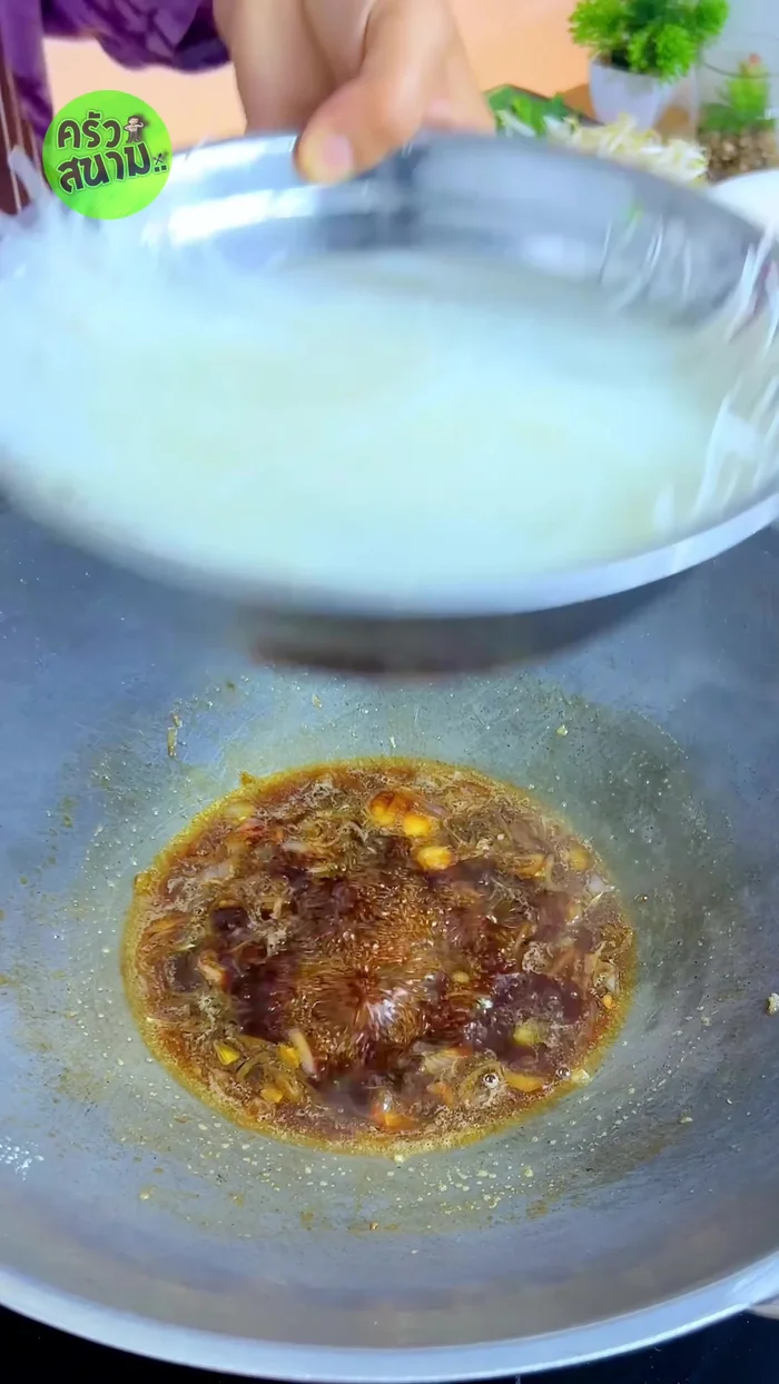 Add the soaked small noodles to the sauce and stir-fry until the water is completely dry and the noodles are cooked.