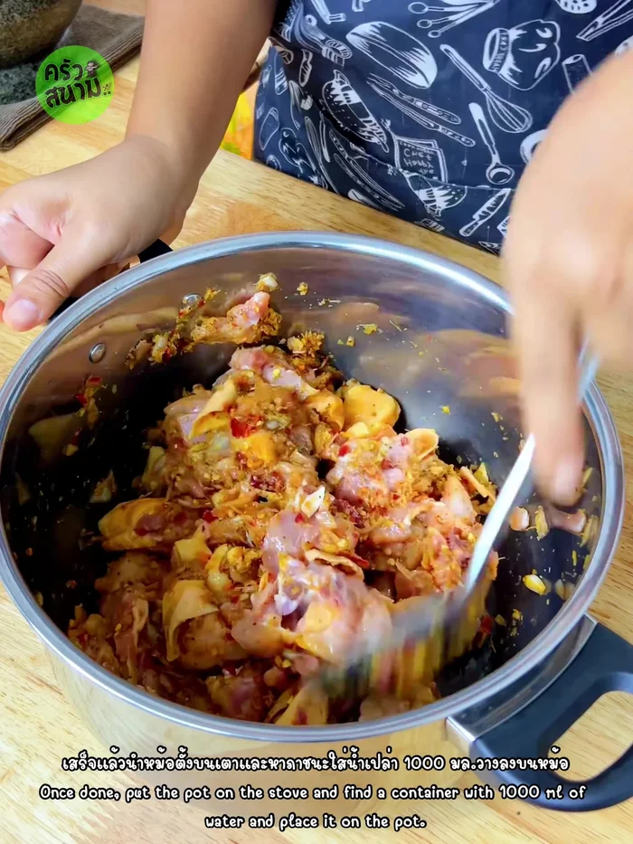 Place the pot on the gas stove with a container on top. Add approximately 1000ml of water and bring to a boil over medium heat.