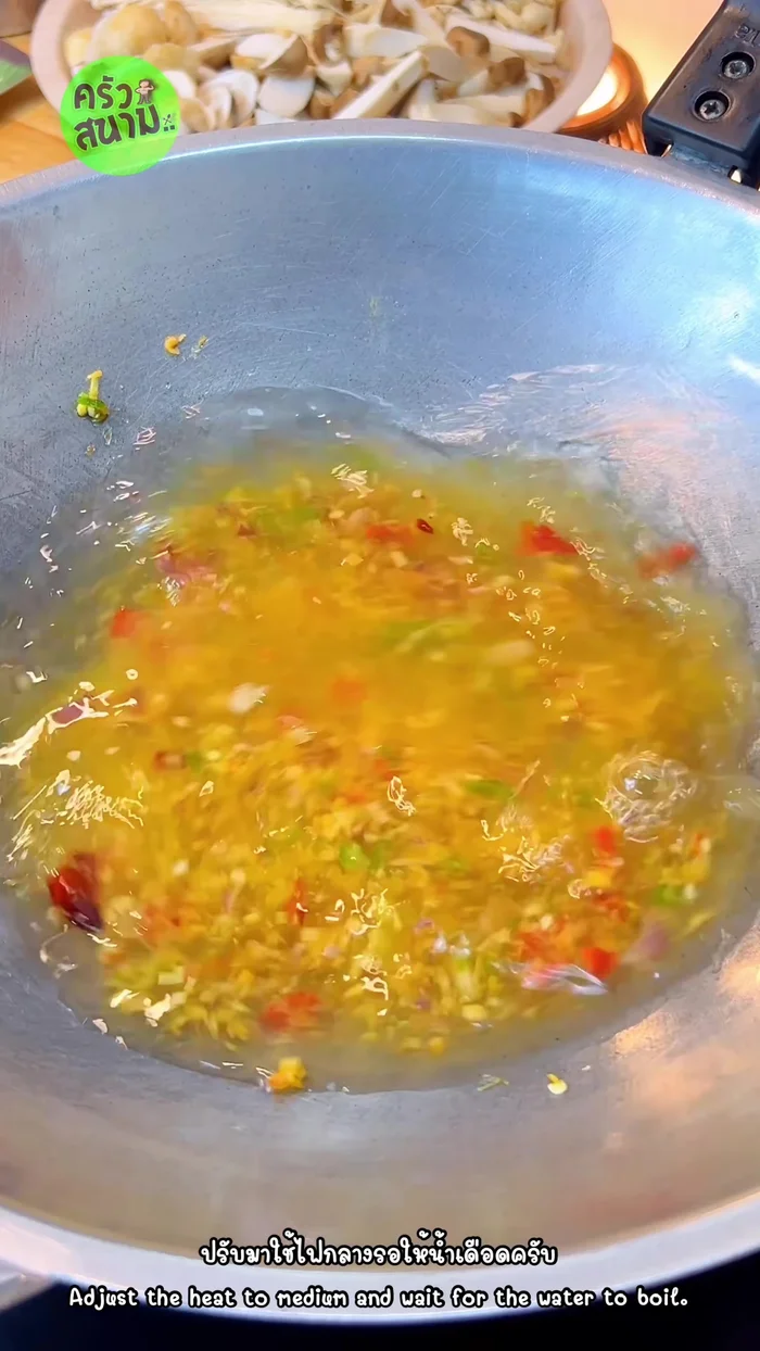 Add water and seasoning: Add 700 ml of water to the curry paste, bring to a boil, then add seasoning powder, fish sauce, and mix well.