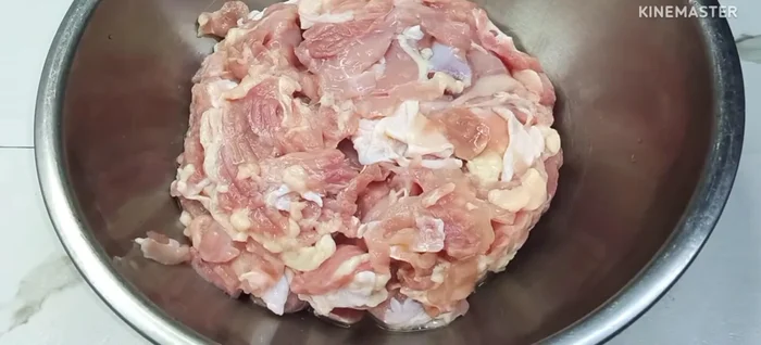 Prepare the chicken: Cut 1 kg of chicken (using hip part, remove bones) into neat, bite-sized pieces.