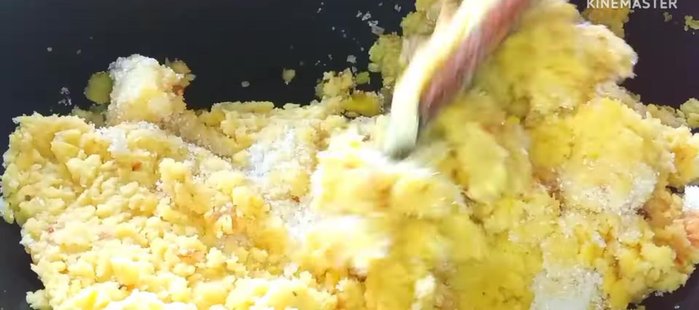 Continue stir-frying over low heat until the filling is dry. Add peppercorns and chili, stir-fry to combine, then turn off the heat and let cool completely.