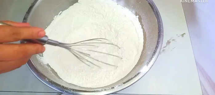 Prepare the dough: Mix glutinous rice flour and water. Gradually add pandan leaf water (made by blending pandan leaves with water and straining), whisking until smooth.