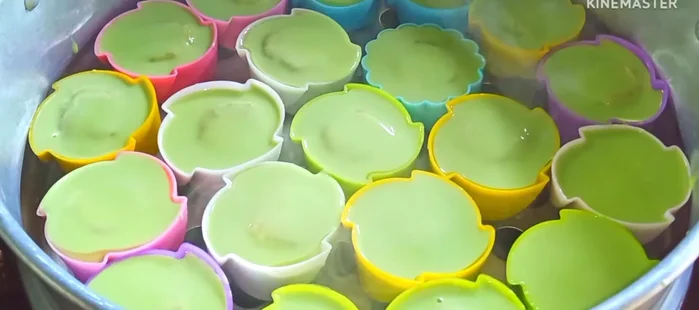 Steam the Khanom Thian for 30 minutes over high heat, leaving the lid slightly ajar.
