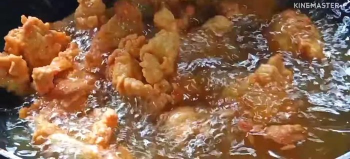 Drain the oil: Once the chicken is golden brown and crispy, remove it from the pan and place it on a wire rack to drain excess oil.
