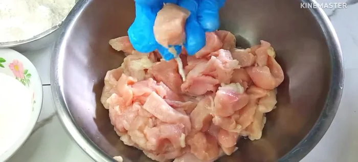 Prepare the chicken: Remove the skin from the chicken breast, wash it, and cut into bite-sized pieces.