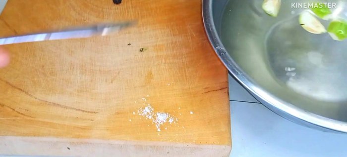 Prepare the eggplant: Soak 1 handful of eggplant in a bowl of water with 1 teaspoon of salt for 5 minutes. Then, wash and drain.