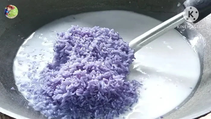 Make butterfly pea-flavored sticky rice: Stir-fry washed rice in a pan with coconut milk and butterfly pea water until coconut milk reduces. Add salt and sugar to taste.