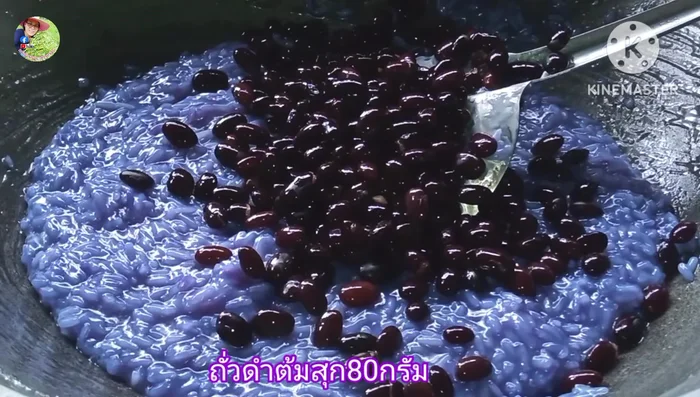 Add cooked black beans to the butterfly pea rice and stir-fry for 2-3 minutes. Let cool completely.