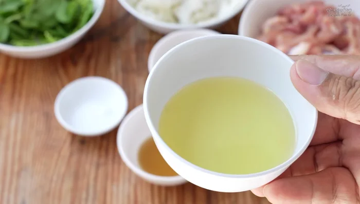 Boil the cut bamboo shoots for approximately 5 minutes.