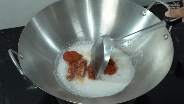 Add Chu Chee curry paste and stir-fry until it dissolves.