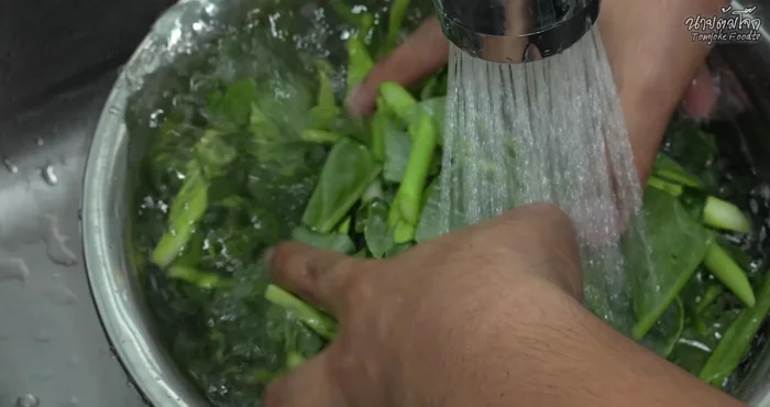 Clean and blanch kale: Clean kale thoroughly, optionally soak in vinegar for 15 minutes. Boil water with a little vegetable oil and salt. Add kale and blanch until cooked. Immediately transfer to ice water to maintain color and crispness.