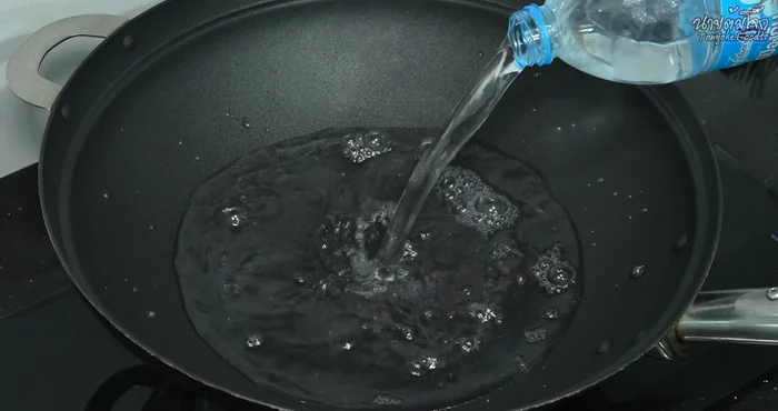 Prepare the gravy: Boil 1.5 liters of water. Add seasoning powder (or plain water if using a different broth), fried garlic, carrots, soybean paste, granulated sugar, and light soy sauce.