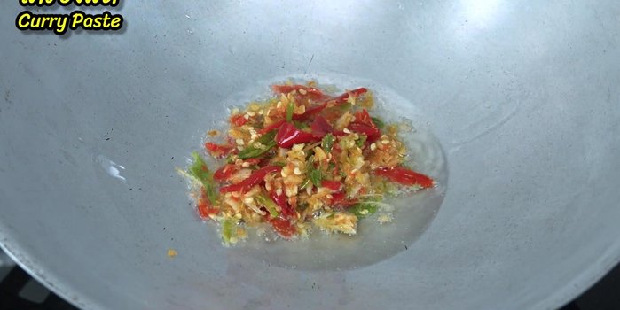 Add pounded coriander, chili, and garlic; stir-fry until fragrant and slightly yellow.